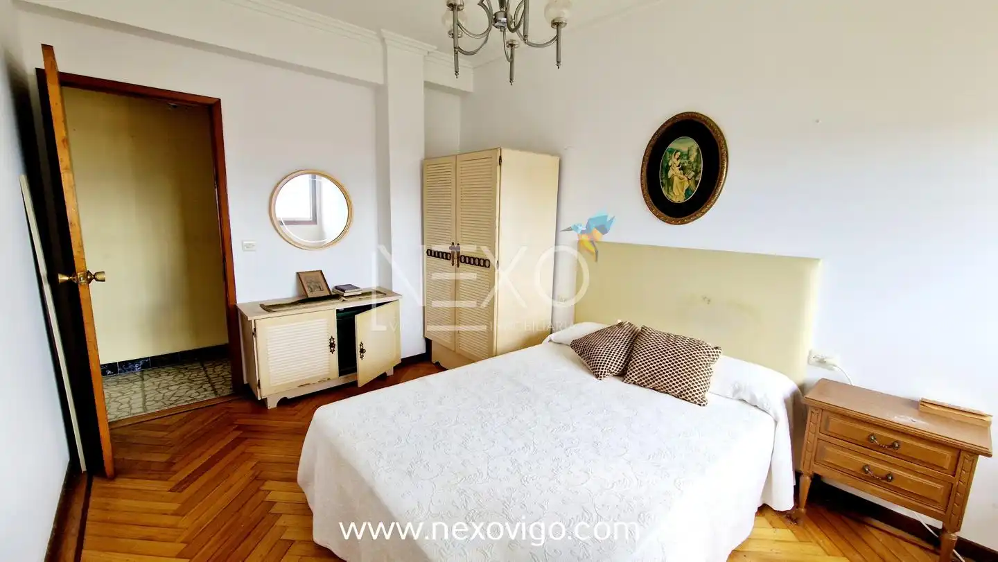 Dormitori de Casa o xalet en venda en Cangas  amb Calefacció, Jardí privat i Parquet