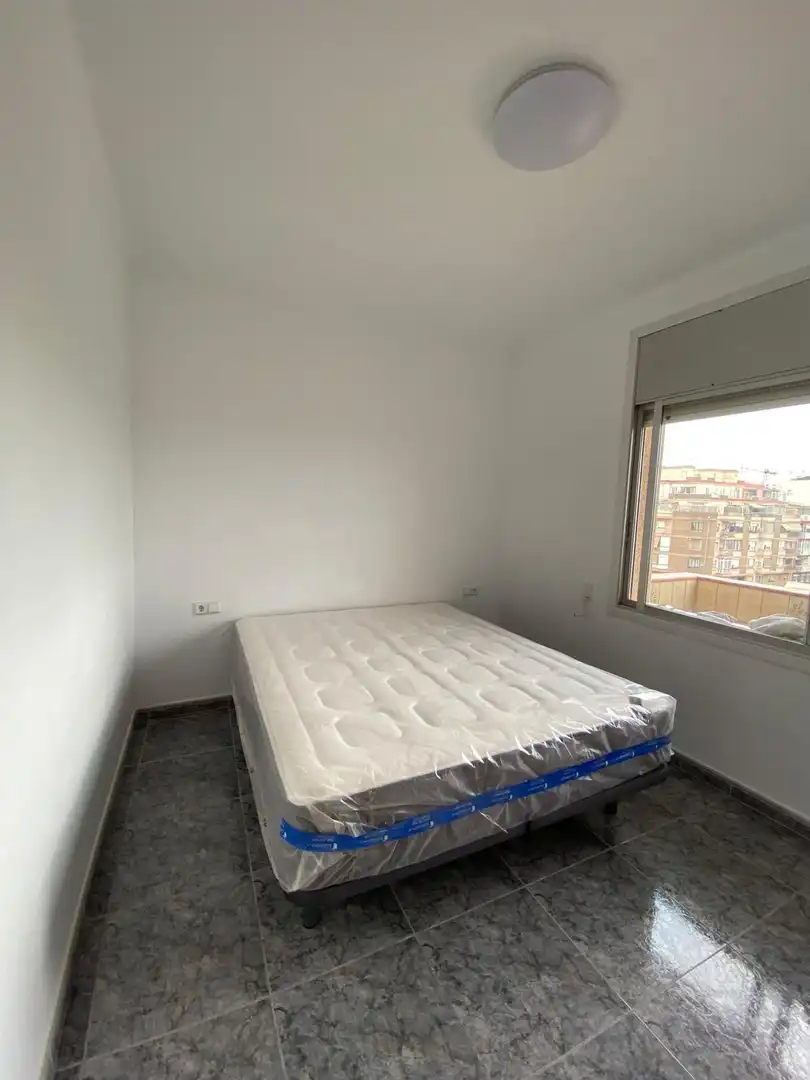 Habitación de Piso en venta en L'Hospitalet de Llobregat con Calefacción y Balcón