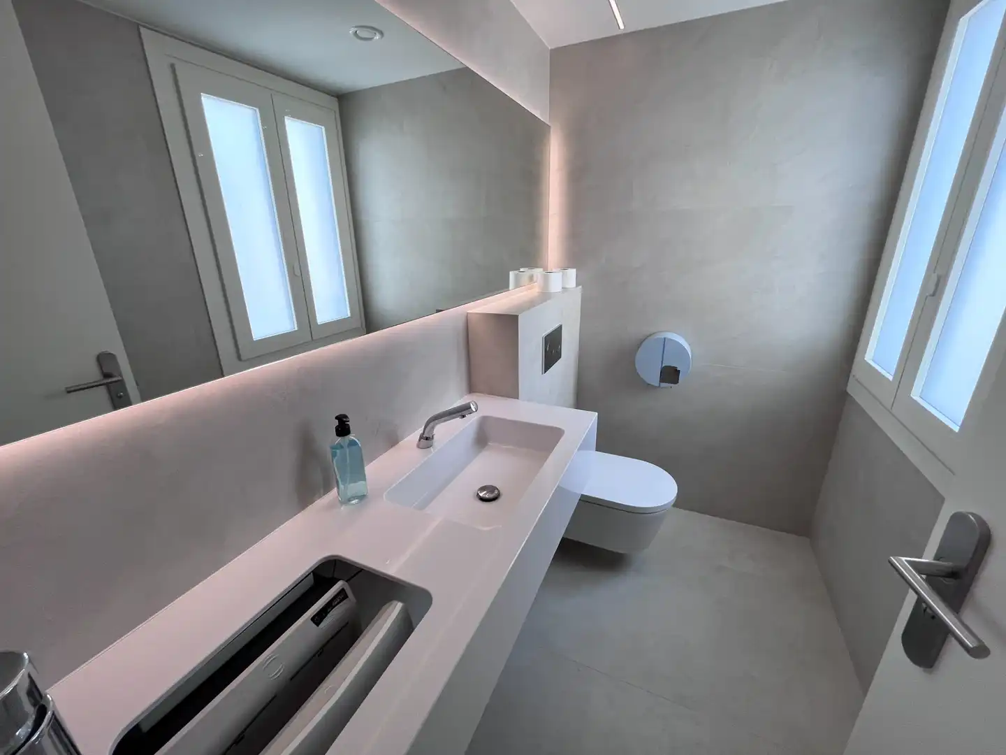 Baño de Oficina de alquiler en Barcelona con Aire acondicionado, Calefacción y Terraza