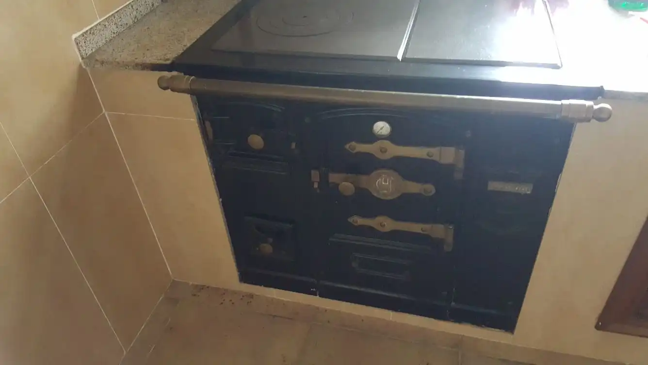Cuina de Casa o xalet en venda en Vigo  amb Jardí privat, Parquet i Terrassa