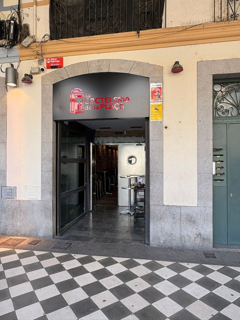 Local en traspaso en Girona Capital con Terraza y Amueblado