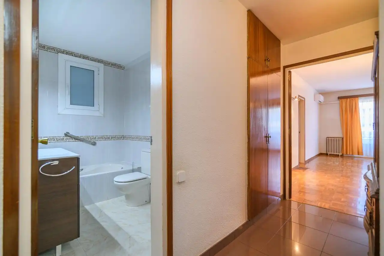 Bathroom of Flat for sale in Barcelona  with Heating, Parquet flooring and Balcony
