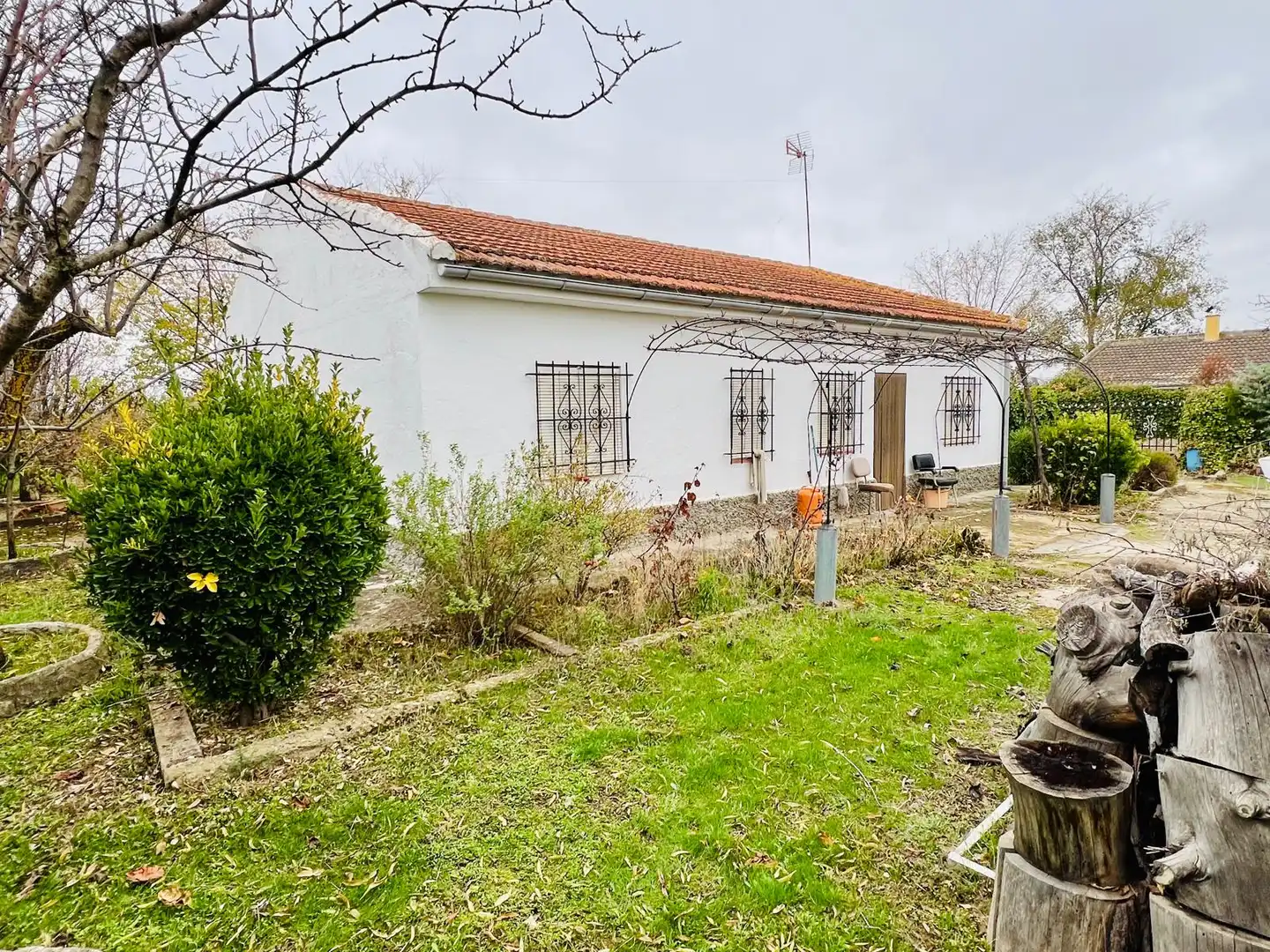 Vista exterior de Finca rústica en venda en Illana amb Jardí privat i Moblat