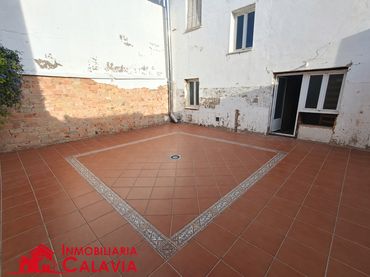 Casa amb balcó en venda a Baeza