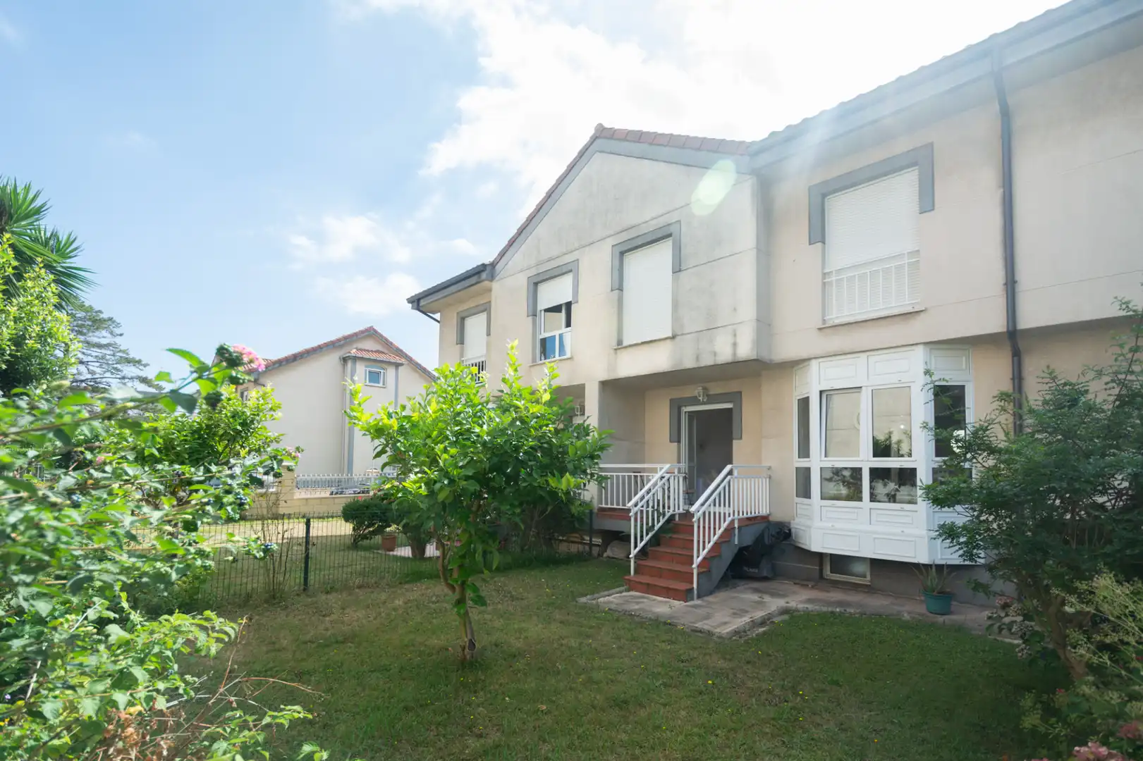 Vista exterior de Casa o xalet en venda en Avilés amb Calefacció, Jardí privat i Parquet