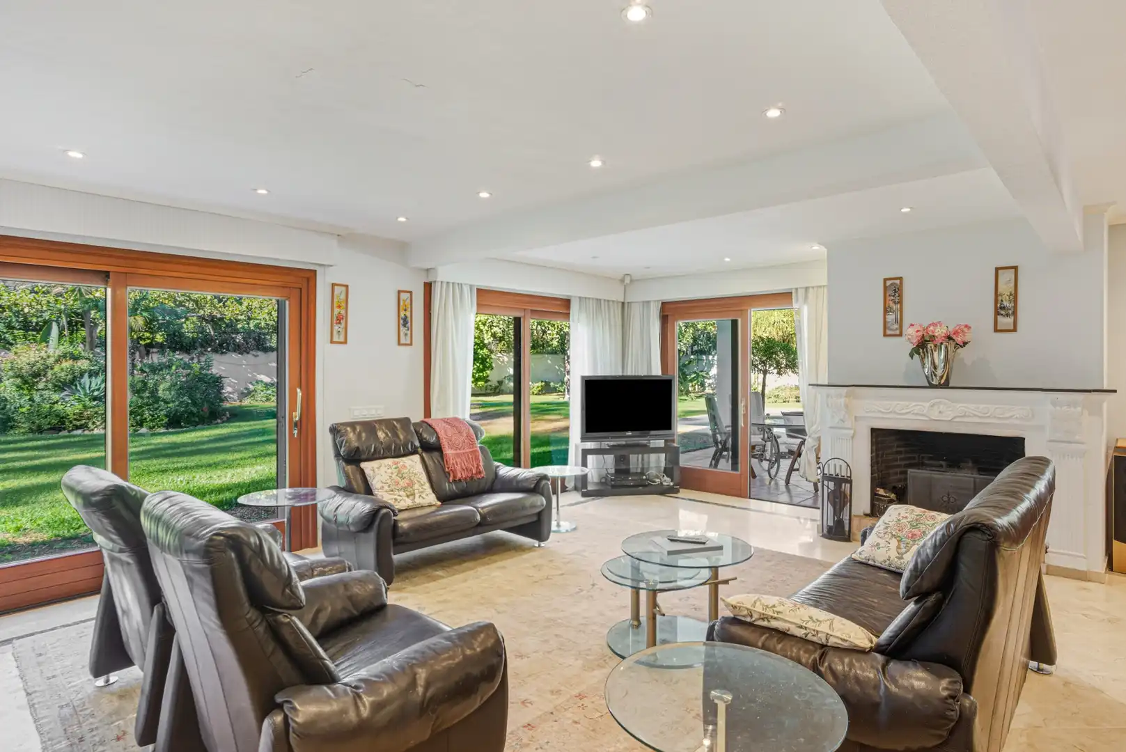 Sala de estar de Casa o chalet en venta en Estepona con Aire acondicionado, Jardín privado y Terraza