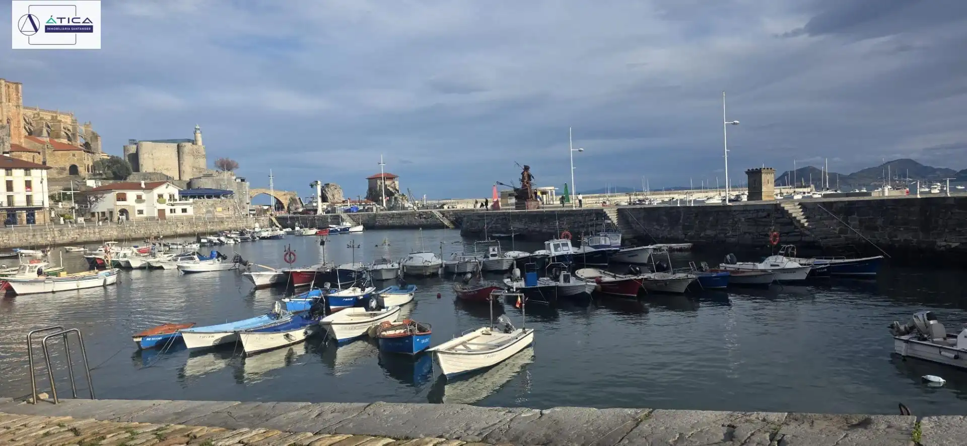 Vista exterior de Casa adosada en venda en Castro-Urdiales amb Aire condicionat, Calefacció i Jardí privat