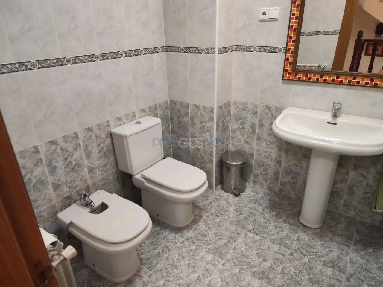 Bany de Casa adosada en venda en Valdefresno amb Calefacció, Jardí privat i Parquet