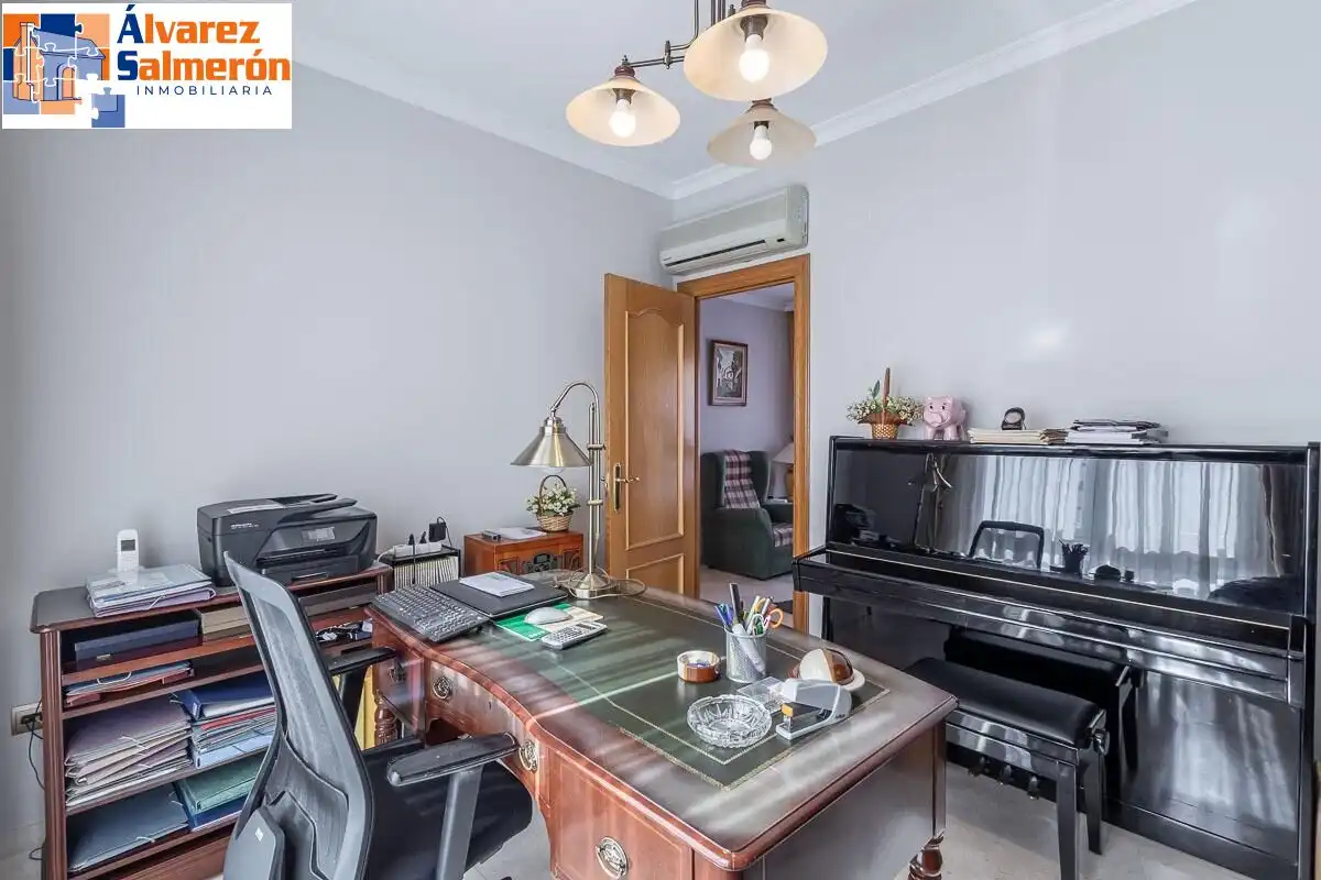 Einfamilien-Reihenhaus zum Verkauf in Granada mit Privatgarten, Terrasse und Schwimmbad