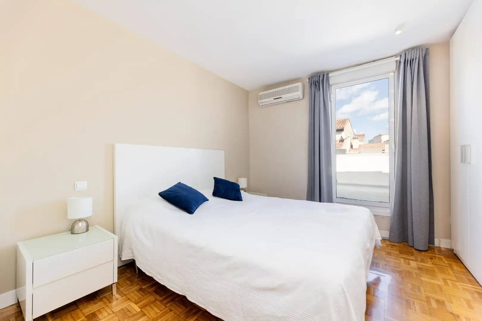 Schlafzimmer von Dachboden zur Miete in Madrid mit Klimaanlage, Heizung und Terrasse