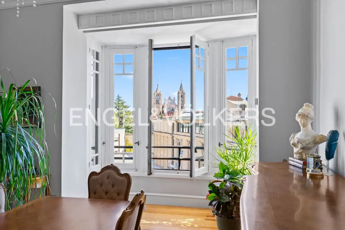 Vista exterior de Piso en venta en León Capital  con Calefacción y Balcón