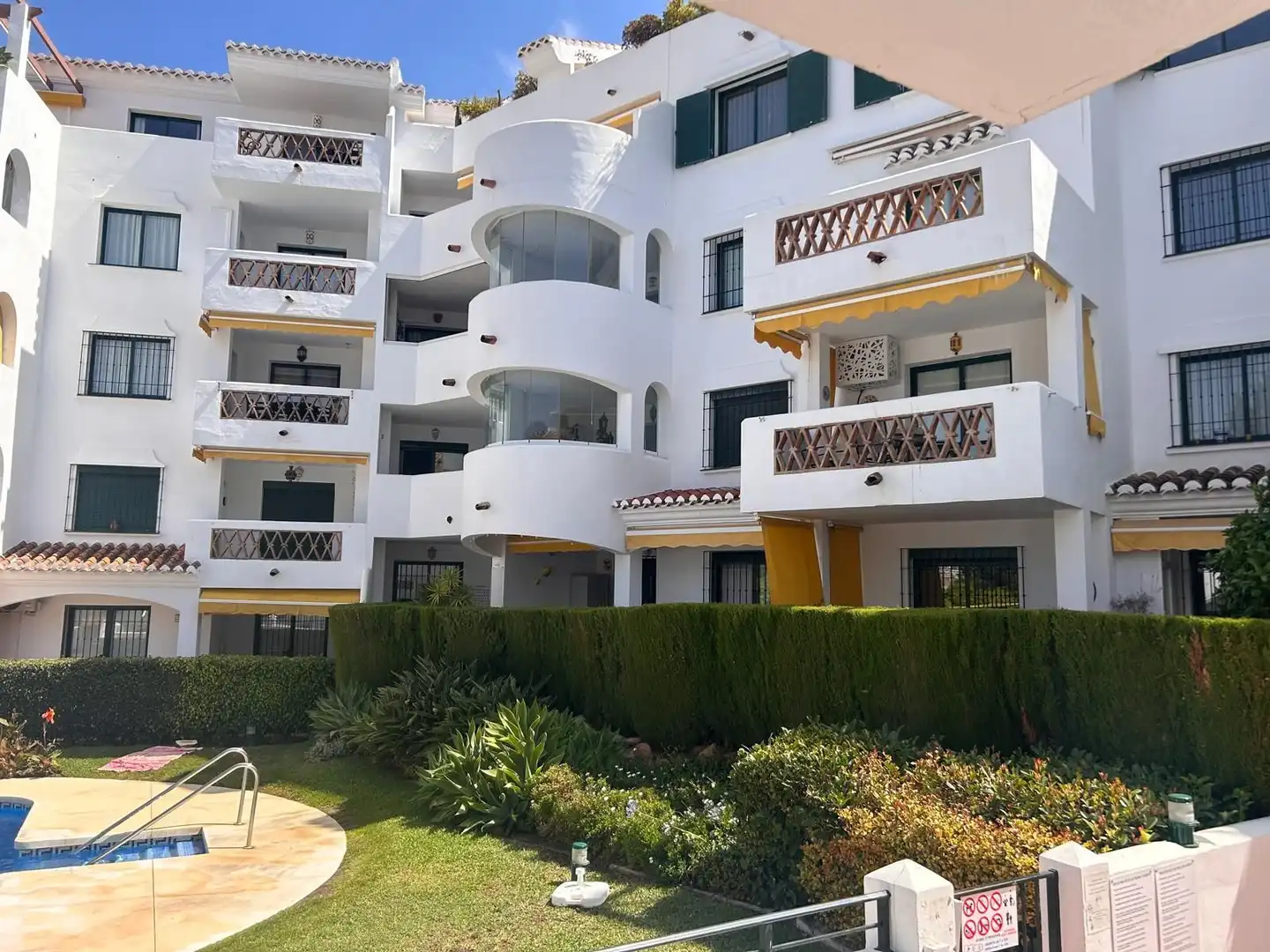 Vista exterior de Pis en venda en Benalmádena amb Terrassa i Piscina comunitària