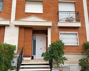 Vista exterior de Casa adosada de lloguer en Gavà amb Terrassa