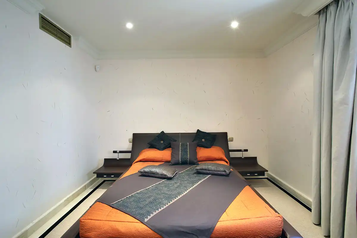 Schlafzimmer von Erdgeschoss zur Miete in Marbella mit Klimaanlage, Terrasse und Schwimmbad