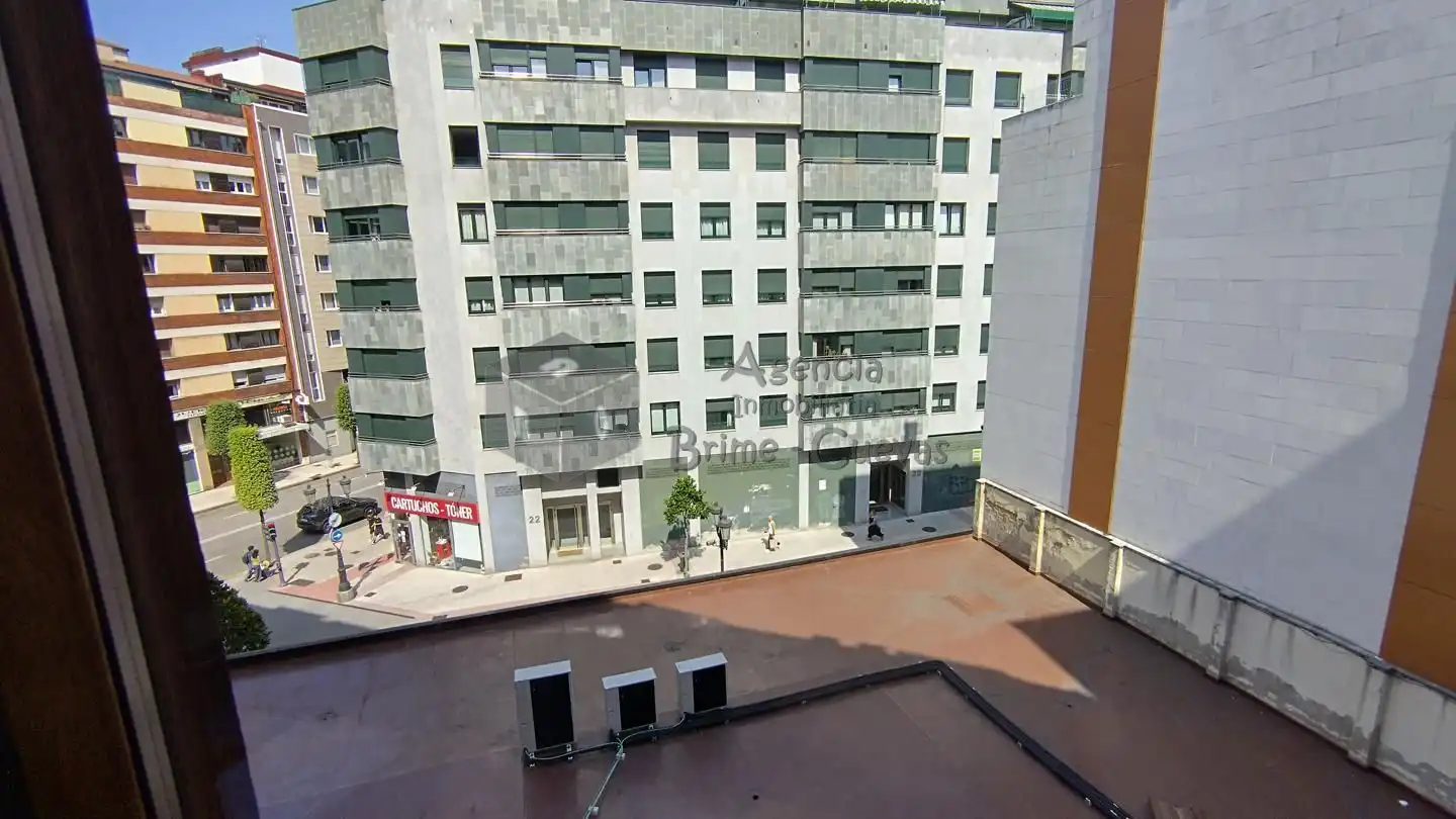 Vista exterior de Pis en venda en Oviedo  amb Calefacció i Terrassa