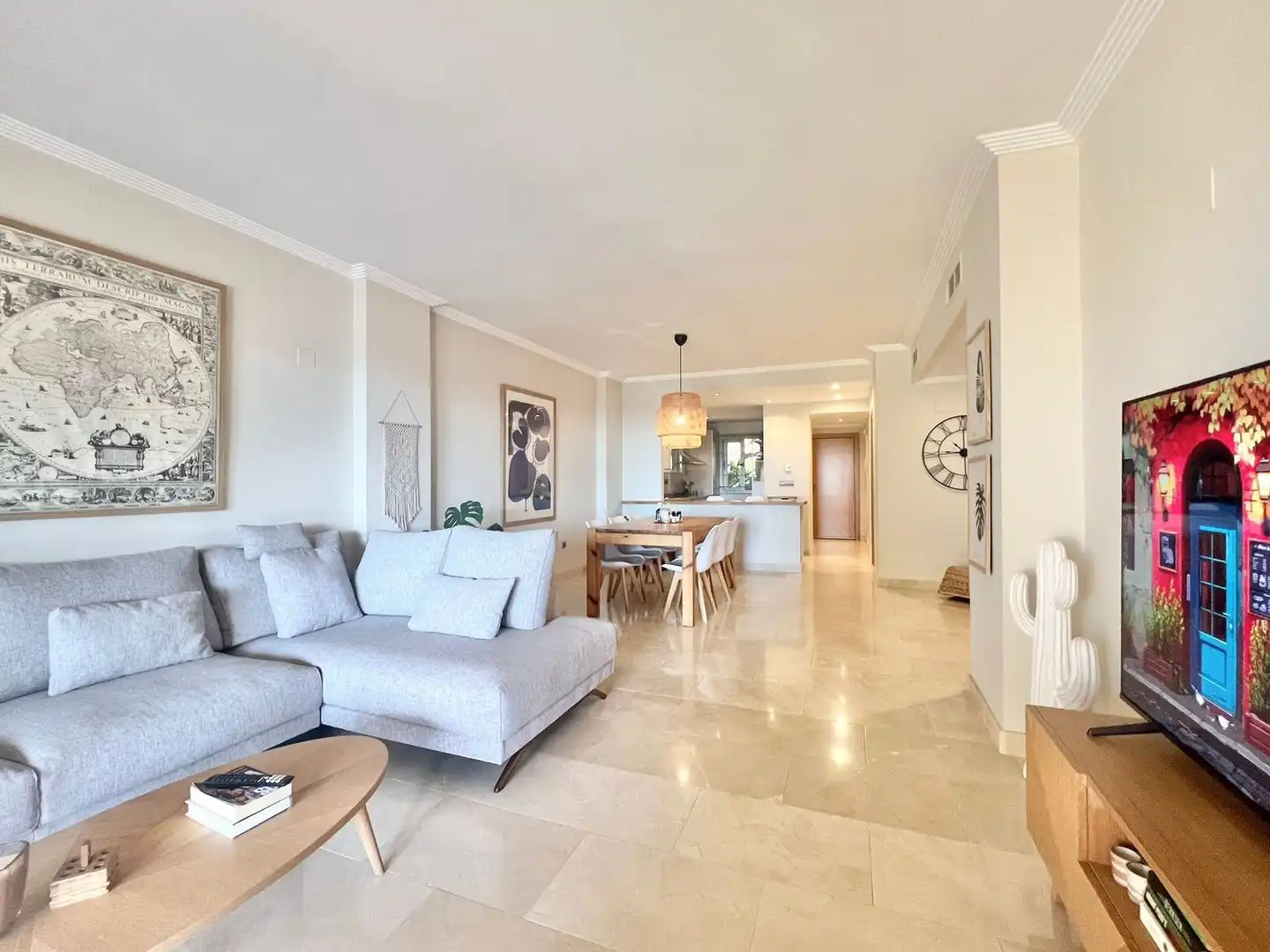 Sala d'estar de Apartament en venda en Estepona amb Moblat i Piscina comunitària