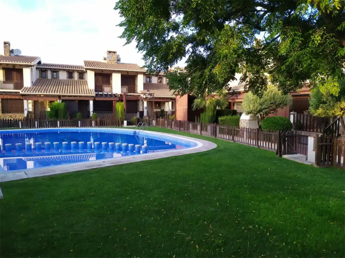 Piscina de Casa adosada en venda en Luque amb Aire condicionat, Jardí privat i Traster