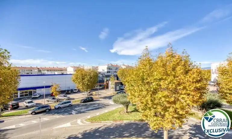 Vista exterior de Estudi en venda en Empuriabrava amb Aire condicionat i Moblat