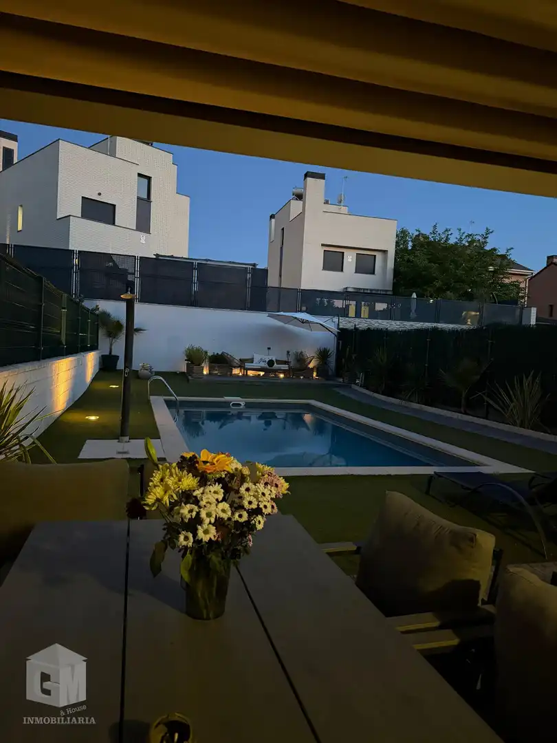 Schwimmbecken von Einfamilien-Reihenhaus zum Verkauf in Arroyomolinos (Madrid) mit Klimaanlage, Heizung und Privatgarten