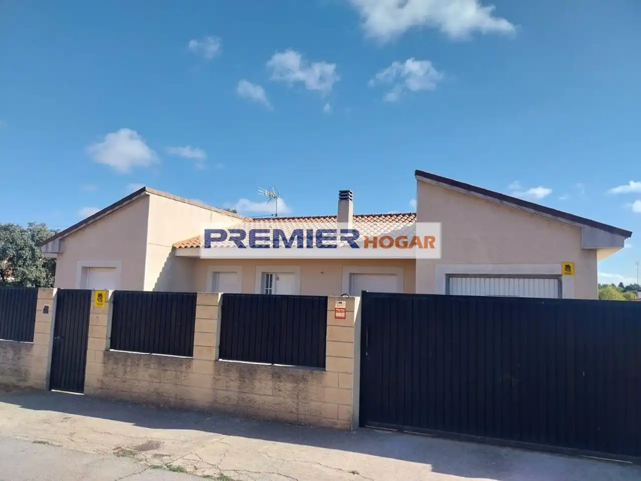 Vista exterior de Casa o xalet en venda en Nuevo Baztán amb Calefacció, Jardí privat i Piscina