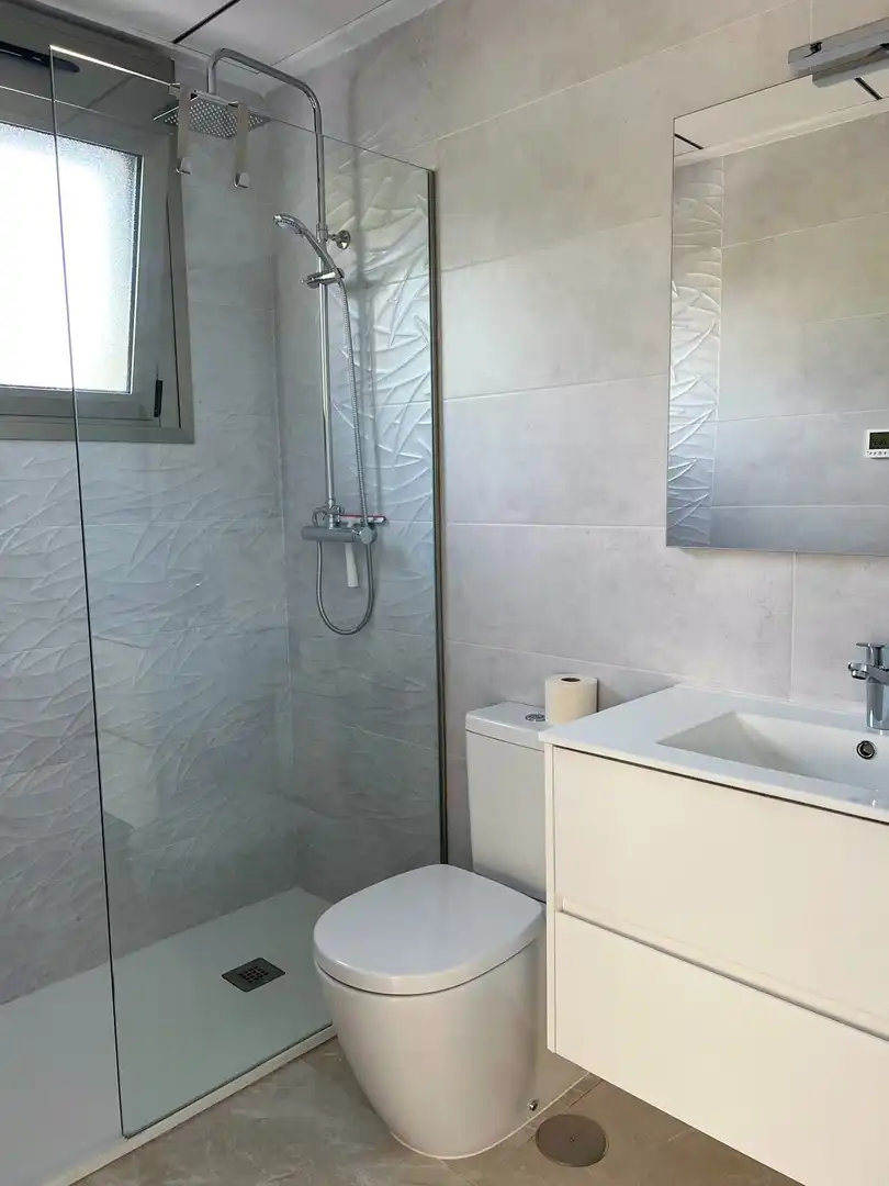 Baño de Casa o chalet de alquiler en San Miguel de Salinas con Aire acondicionado, Calefacción y Jardín privado