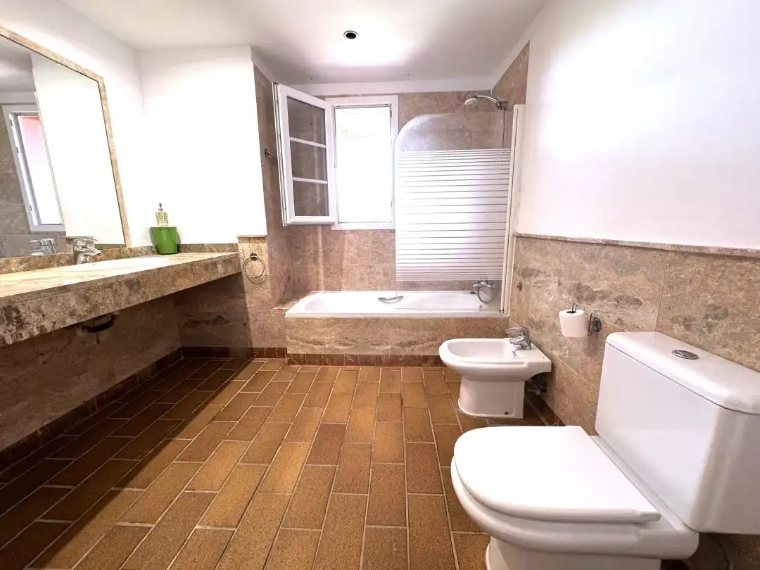 Badezimmer von Einfamilien-Reihenhaus zum Verkauf in Sotogrande mit Klimaanlage, Heizung und Privatgarten