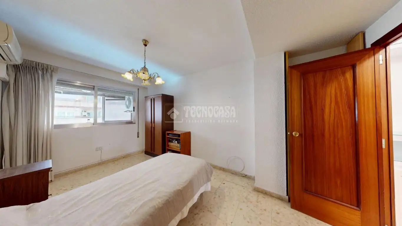 Bedroom of Flat for sale in Valencia  with Air Conditioner and Balcony