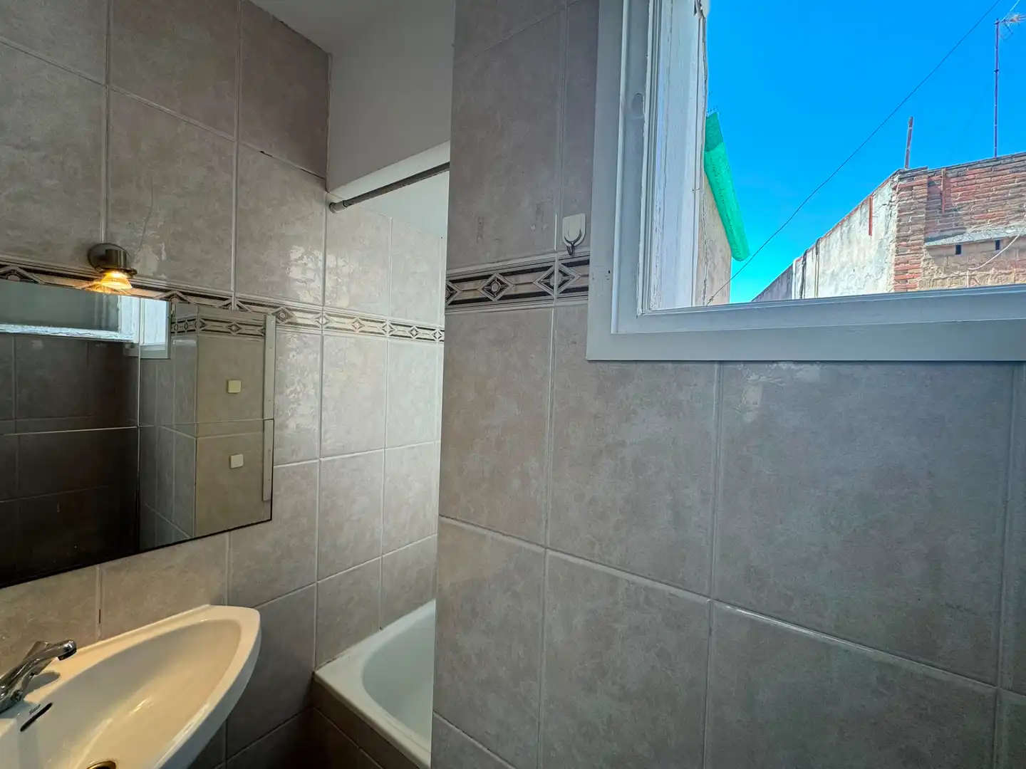 Baño de Piso en venta en Barcelona con Horno, Microondas y Balcón