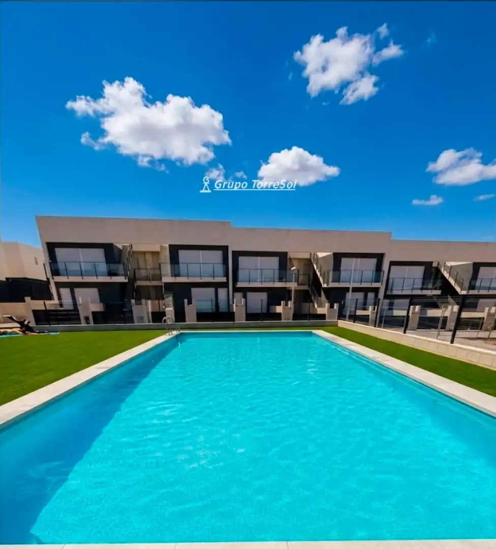 Casa aparellada amb piscina en venda a Chipre, imagen 2