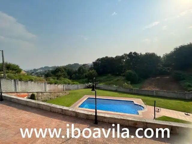 Piscina de Casa o xalet en venda en Pontevedra Capital  amb Jardí privat, Terrassa i Traster