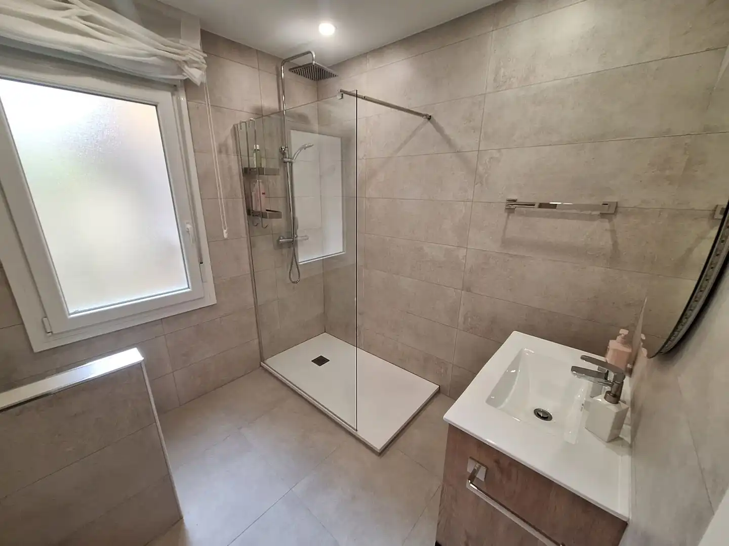 Bathroom of Flat for rent in Madrid  with Air Conditioner, Heating and Furnished