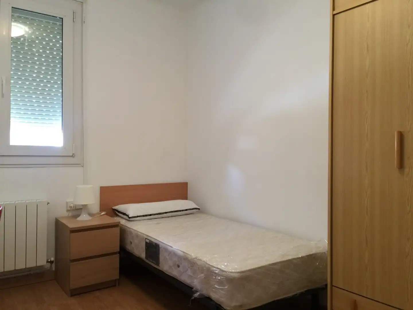 Dormitori de Apartament de lloguer en Girona amb Calefacció, Moblat i TV