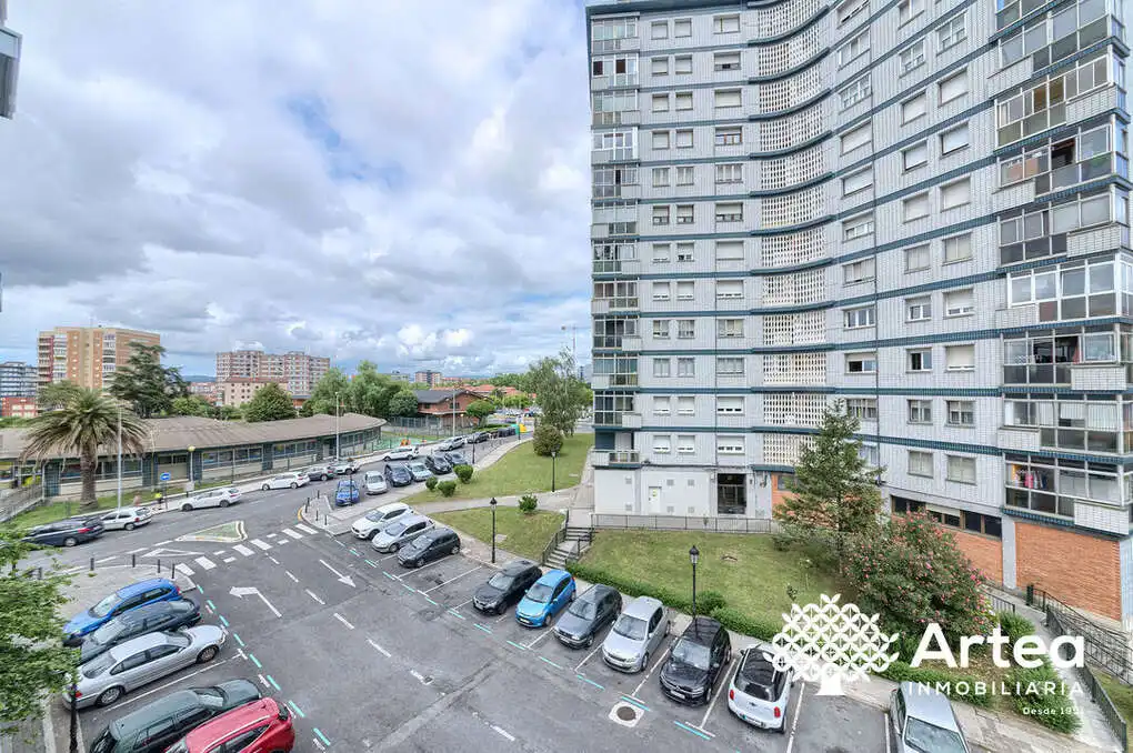 Vista exterior de Pis en venda en Barakaldo  amb Calefacció i Terrassa