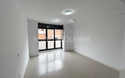 Sala d'estar de Apartament en venda en  Madrid Capital amb Aire condicionat