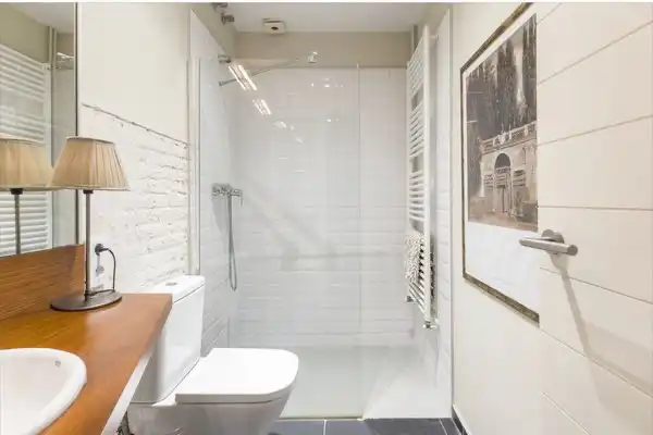 Badezimmer von Erdgeschoss zum Verkauf in Barcelona mit Klimaanlage, Heizung und Parkett