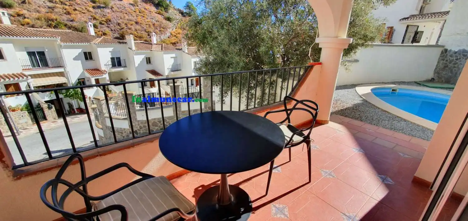 Vista exterior de Casa adosada en venta en Almuñécar con Aire acondicionado, Terraza y Piscina
