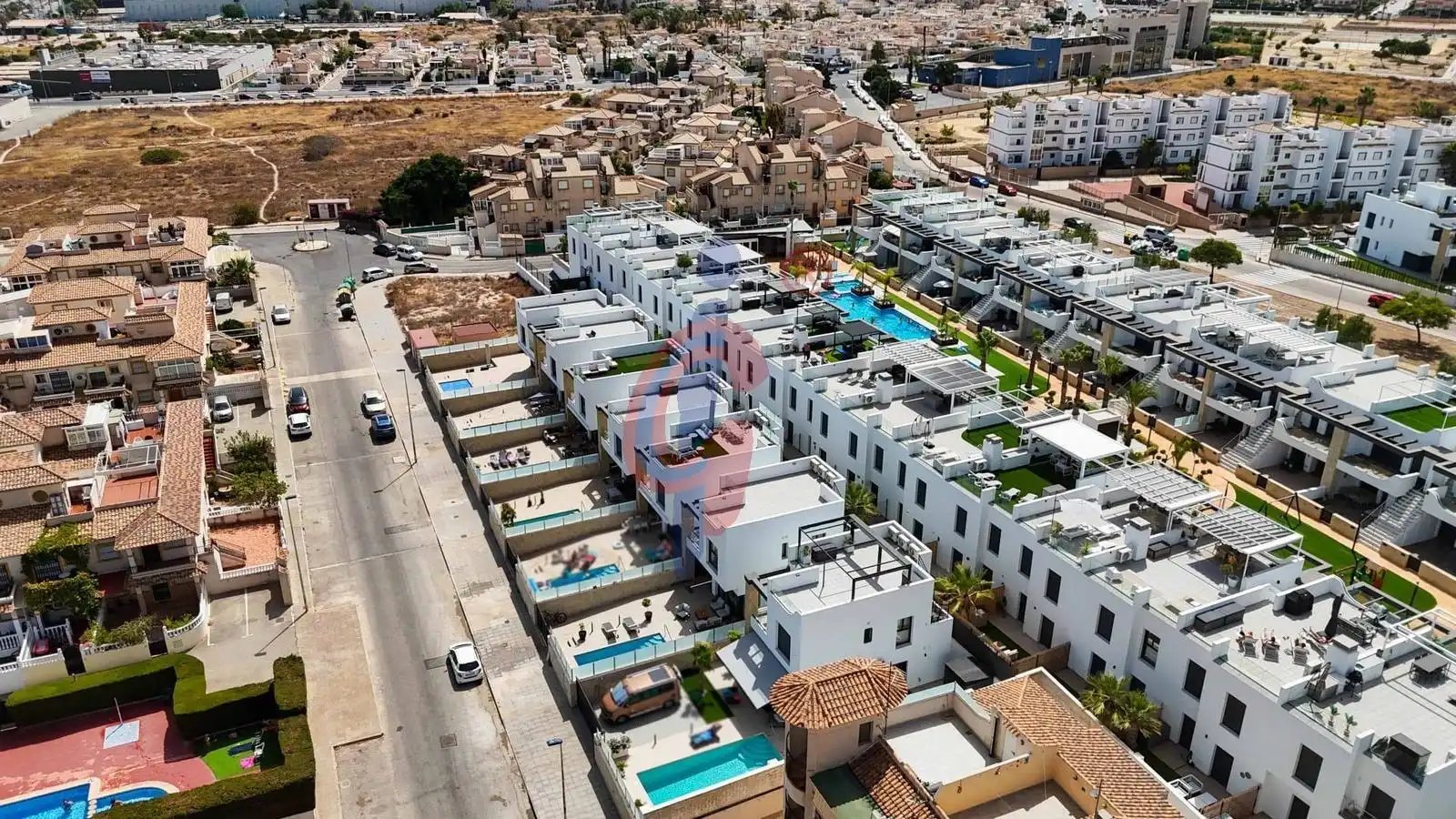 Vista exterior de Casa o xalet en venda en Orihuela amb Aire condicionat, Terrassa i Piscina