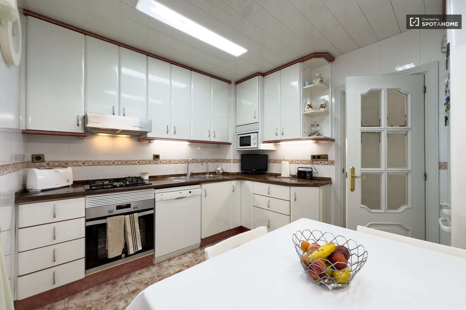 Kitchen of Flat to share in  Barcelona Capital  with Air Conditioner, Heating and Terrace