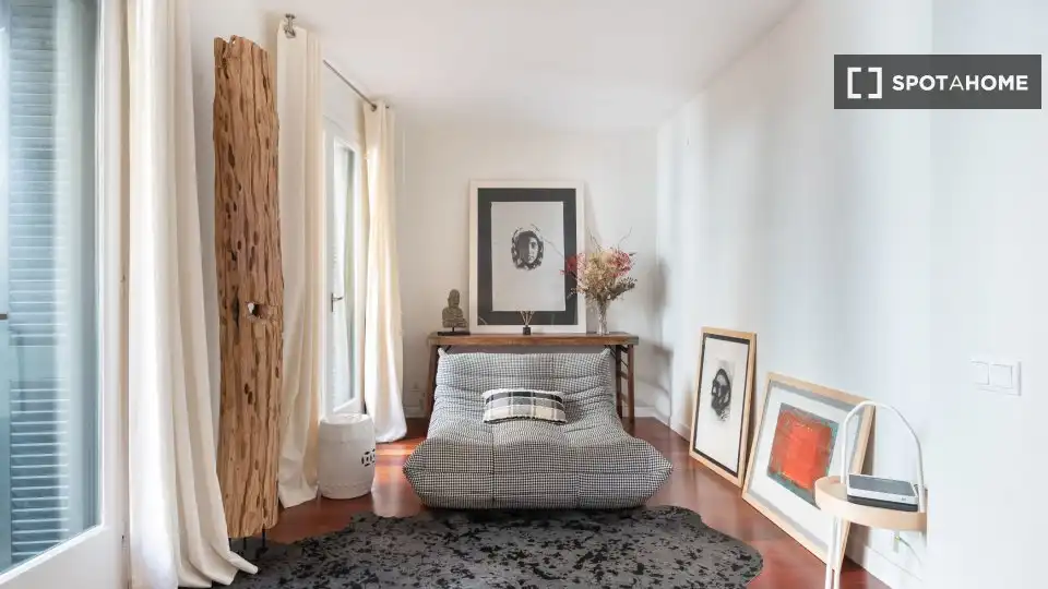Habitació a Sant Pere, Sta. Caterina i la Ribera