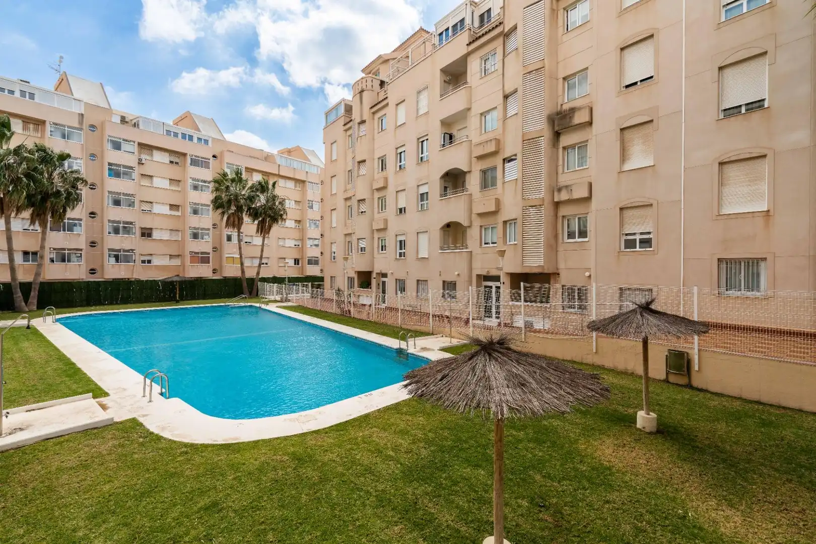 Vista exterior de Pis en venda en Roquetas de Mar amb Aire condicionat, Jardí privat i Terrassa