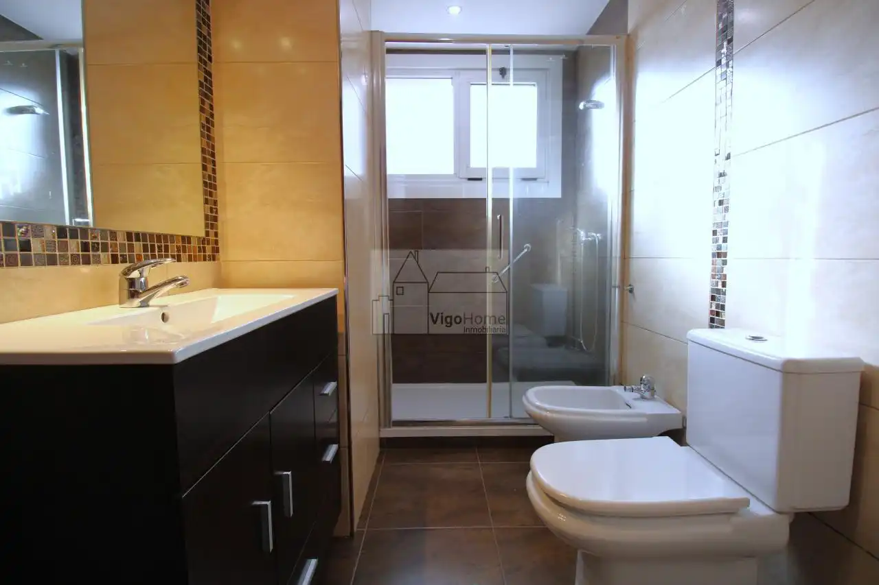 Bathroom of Flat for rent in Vigo   with Heating, Parquet flooring and Storage room