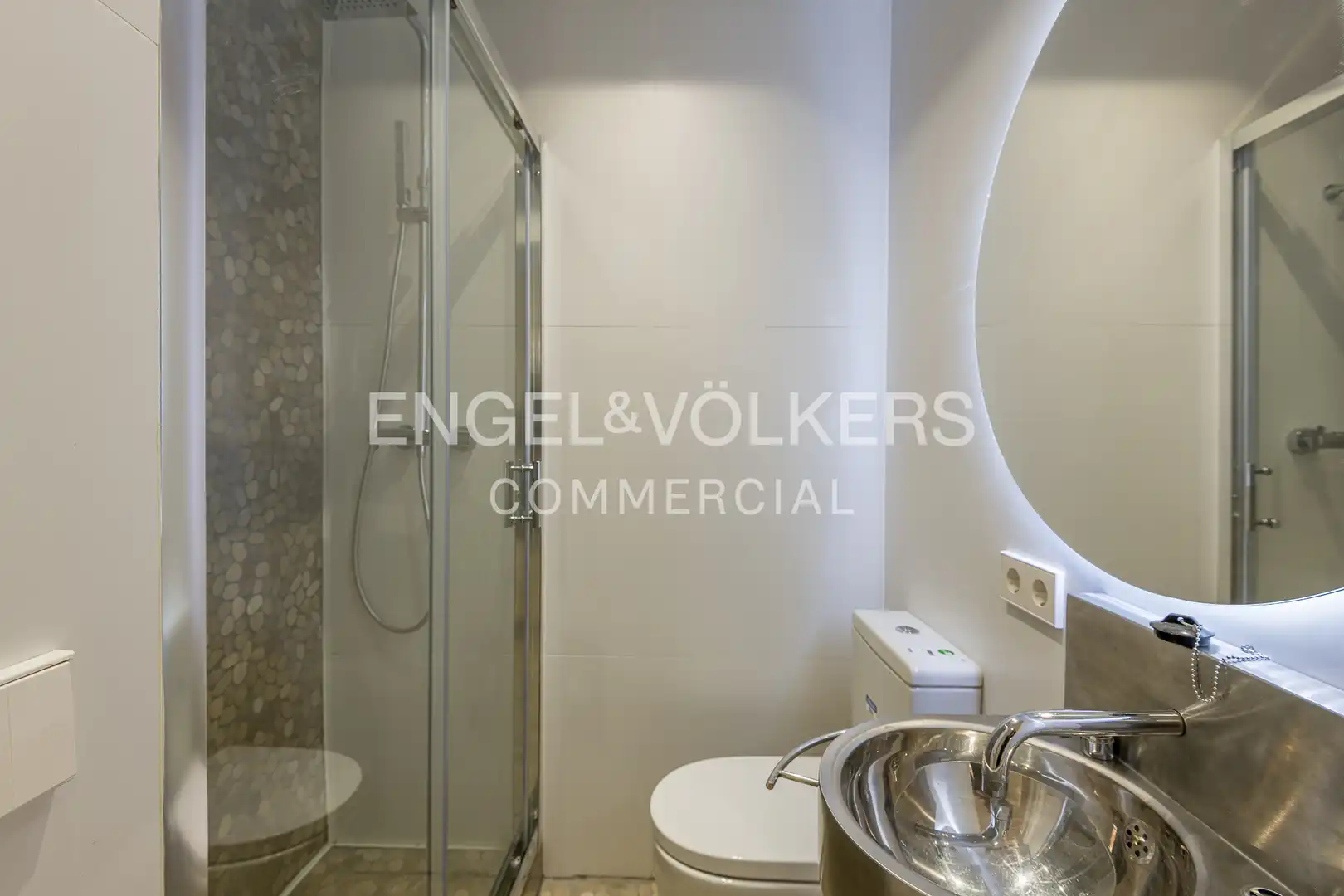 Badezimmer von Büro zum Verkauf in Barcelona mit Klimaanlage