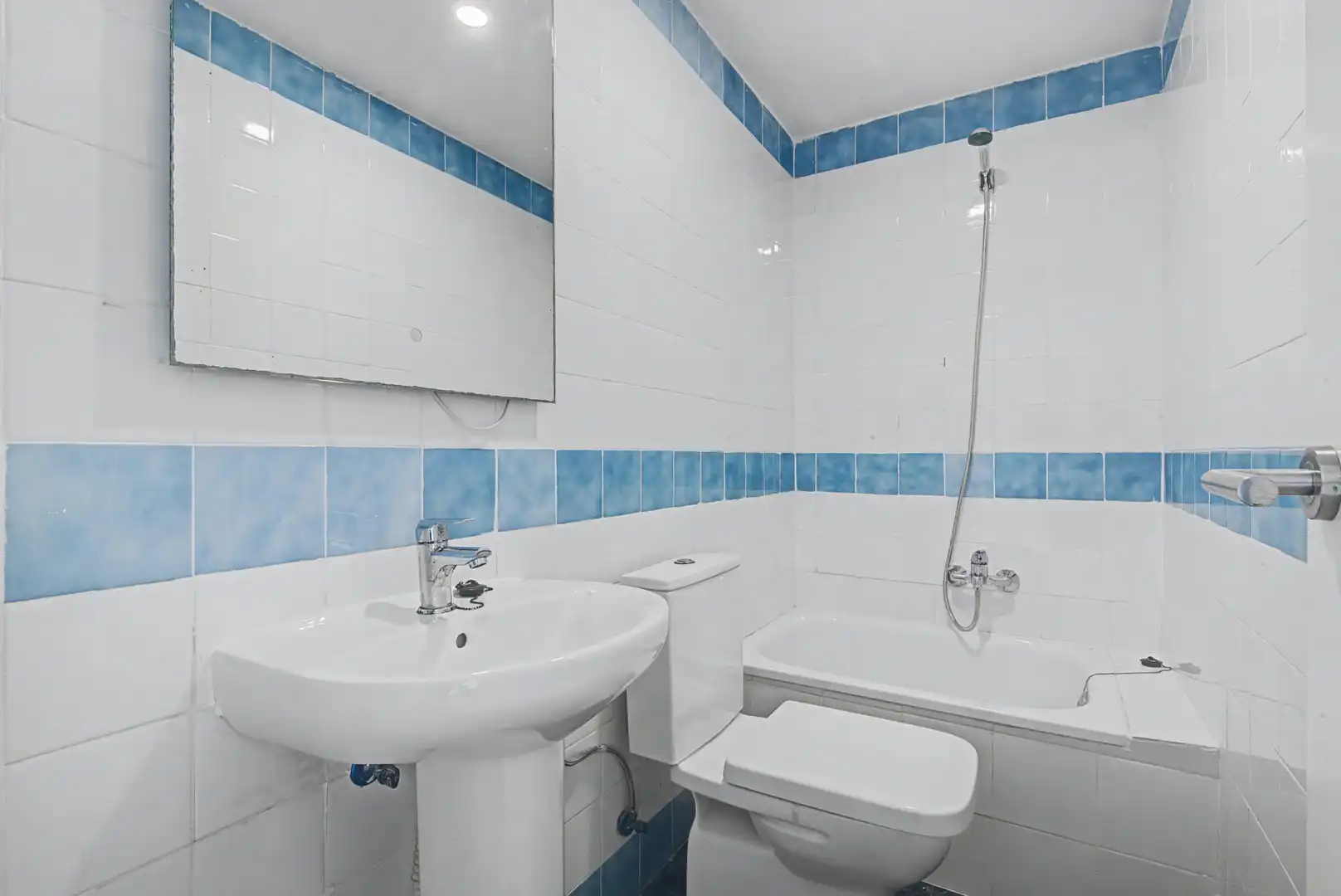 Bathroom of Flat for sale in Valencia  with Air Conditioner and Terrace