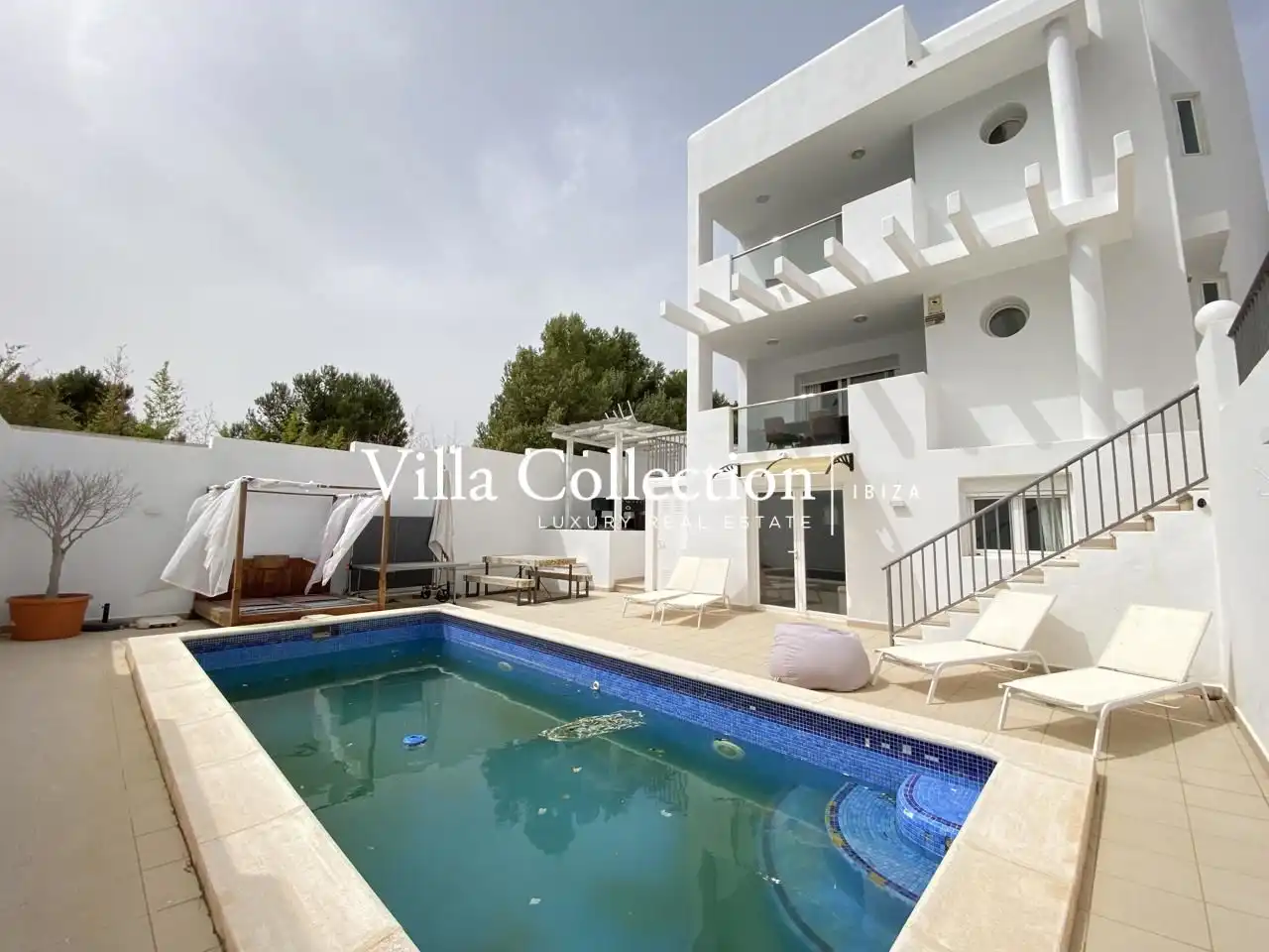 Außenansicht von Einfamilien-Reihenhaus zum Verkauf in Sant Josep de sa Talaia mit Privatgarten, Terrasse und Schwimmbad