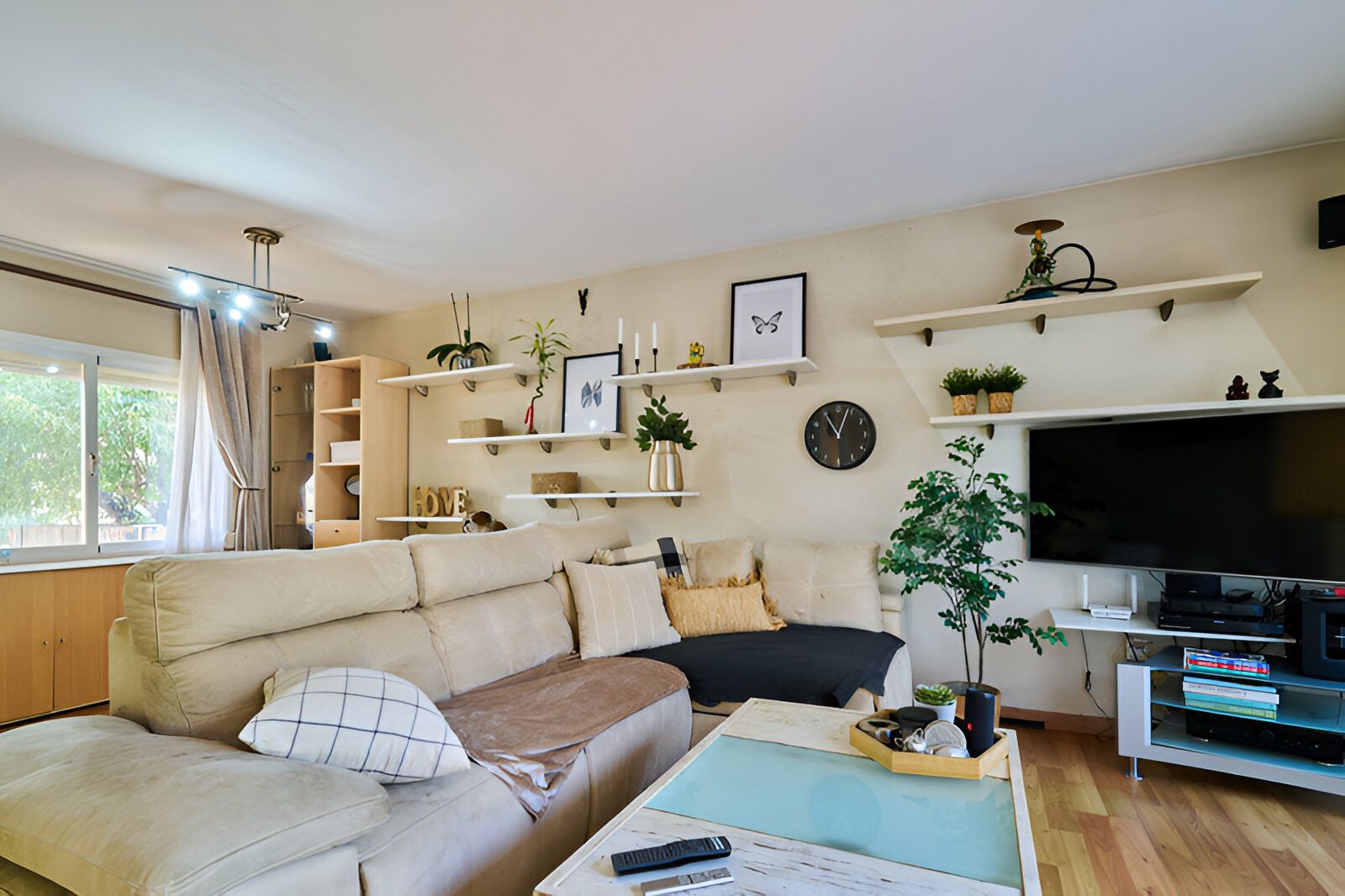 Sala d'estar de Casa o xalet en venda en Marbella amb Jardí privat, Terrassa i Piscina