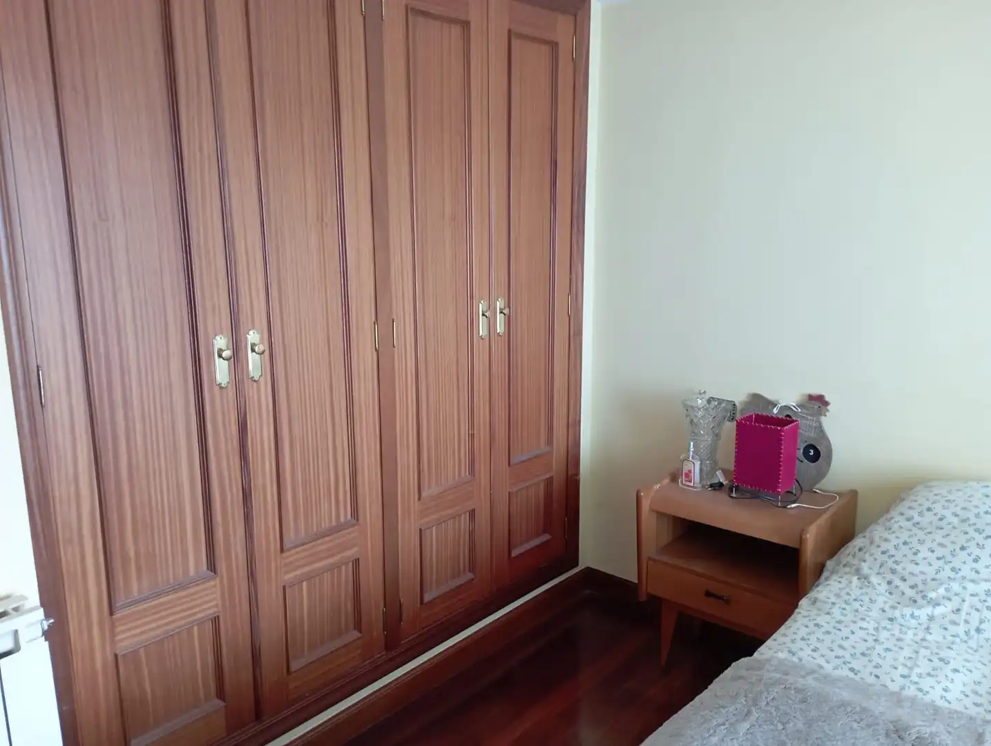 Dormitori de Casa adosada de lloguer en Espinosa de los Monteros amb Calefacció, Jardí privat i Parquet