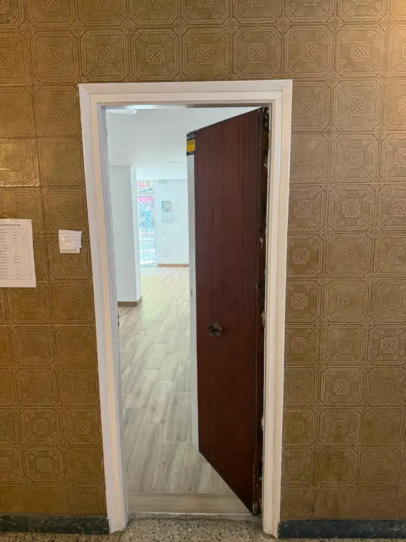 Local en venta en Cornellà de Llobregat con Parquet y Alarma