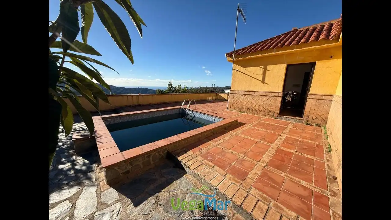 Vista exterior de Finca rústica en venda en Otívar amb Jardí privat, Terrassa i Piscina