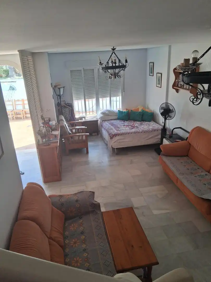 Sala d'estar de Casa adosada en venda en Chiclana de la Frontera amb Terrassa, Balcó i Piscina comunitària