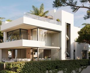 Vista exterior de Casa o xalet en venda en Marbella amb Jardí privat, Terrassa i Traster